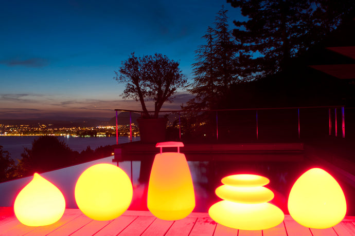 Strahlende Nächte im Freien: LED Akkuleuchten für einen zauberhaften Außenbereich und Pool