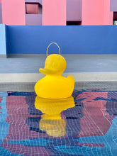 Lade das Bild in den Galerie-Viewer, LED Schwimmleuchte Ente XXL gelb mit Fernbedienung Pool Leuchte Lichtobjekt Event