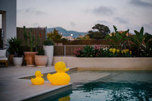 Lade das Bild in den Galerie-Viewer, LED Schwimmleuchte Ente XXL gelb mit Fernbedienung Pool Leuchte Lichtobjekt Event