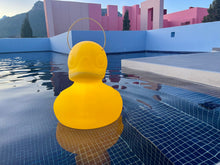 Lade das Bild in den Galerie-Viewer, Schwimmende Badeente in XXL Gelb leuchtend