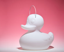 Lade das Bild in den Galerie-Viewer, Schwimmleuchte Duck Duck weiß LED Akku Fernbedienung 30 cm
