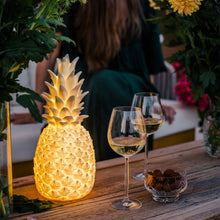 Lade das Bild in den Galerie-Viewer, Tischlampe / Leuchtobjekt Pinacolada weiss Außenleuchte Ananas mit Fernbedienung und Akku

