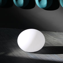 Lade das Bild in den Galerie-Viewer, Flatball XXS Schwimmleuchte Tischleuchte Gartenleuchte Akku App Control