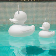 Lade das Bild in den Galerie-Viewer, Schwimmleuchte Duck Duck weiß LED Akku Fernbedienung 30 cm