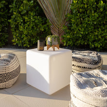 Lade das Bild in den Galerie-Viewer, Leuchtquader "Big Cube" kabellose Außenbeleuchtung Sitzwürfel Akku Lichtobjekt