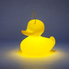 Lade das Bild in den Galerie-Viewer, Duck Duck Lampe Schwimleuchte Bad-Ente gelb 30 cm Akku und Fernbedienung
