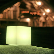Lade das Bild in den Galerie-Viewer, Leuchtwürfel Cube 35cm kabellos App Control Sitzwürfel beleuchtet