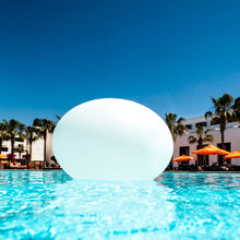 Lade das Bild in den Galerie-Viewer, Flatball Außenleuchte Schwimmleuchte mit Akku und App Control 35x27 cm