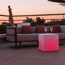 Lade das Bild in den Galerie-Viewer, Leuchtquader "Big Cube" kabellose Außenbeleuchtung Sitzwürfel Akku Lichtobjekt