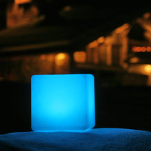 Lade das Bild in den Galerie-Viewer, Leuchtwürfel Cube 35cm kabellos App Control Sitzwürfel beleuchtet