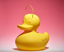 Lade das Bild in den Galerie-Viewer, Duck Duck Lampe Schwimleuchte Bad-Ente gelb 30 cm Akku und Fernbedienung