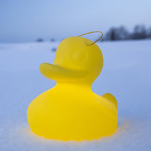 Lade das Bild in den Galerie-Viewer, Duck Duck Lampe Schwimleuchte Bad-Ente gelb 30 cm Akku und Fernbedienung