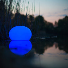 Lade das Bild in den Galerie-Viewer, Flatball Außenleuchte Schwimmleuchte mit Akku und App Control 35x27 cm