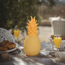 Lade das Bild in den Galerie-Viewer, Tischlampe / Leuchtobjekt Pinacolada gelb Außenleuchte Ananas mit Fernbedienung und Akku