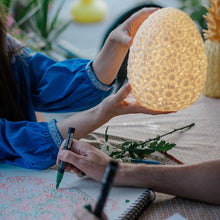 Lade das Bild in den Galerie-Viewer, Tischleuchte Daisy Lila kabellose Akuulampe Gartenleuchte 15x20 cm