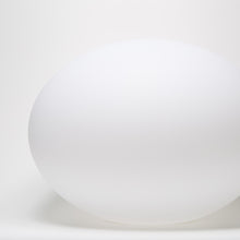 Lade das Bild in den Galerie-Viewer, Flatball Außenleuchte Schwimmleuchte mit Akku und App Control 35x27 cm