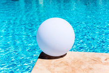 Lade das Bild in den Galerie-Viewer, Schwimmleuchte "Globe" XXl Leuchtball Außenbeleuchtung Objekt 50cm App Steuerung