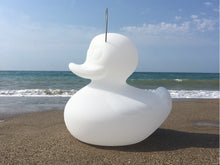 Lade das Bild in den Galerie-Viewer, LED Schwimmleuchte Ente XXL weiß mit Fernbedienung Pool Leuchte