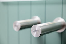 Lade das Bild in den Galerie-Viewer, SANELA SLU 43 Edelstahl Wand-Armatur, Aufputz, für kaltes oder vorgemischtes Wasser, 24 V DC – Infrarot, Bluetooth
